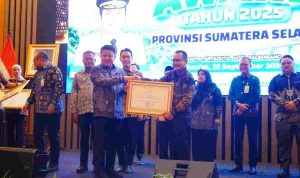 Wabup Muba, Rohman menerima pelakat penghargaan pada penganugerahan Jaminan Sosial Ketenagakerjaan (Jamsostek) Award Tahun 2025 kategori Pemerintah Kabupaten/Kota se-Sumatera Selatan. Foto: Kominfo Muba.