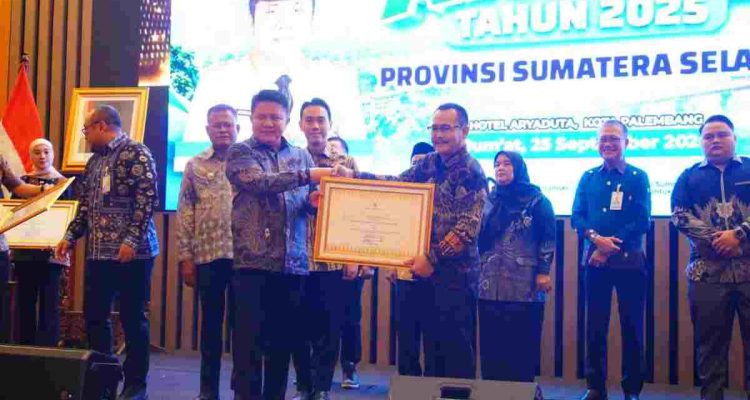 Wabup Muba, Rohman menerima pelakat penghargaan pada penganugerahan Jaminan Sosial Ketenagakerjaan (Jamsostek) Award Tahun 2025 kategori Pemerintah Kabupaten/Kota se-Sumatera Selatan. Foto: Kominfo Muba.