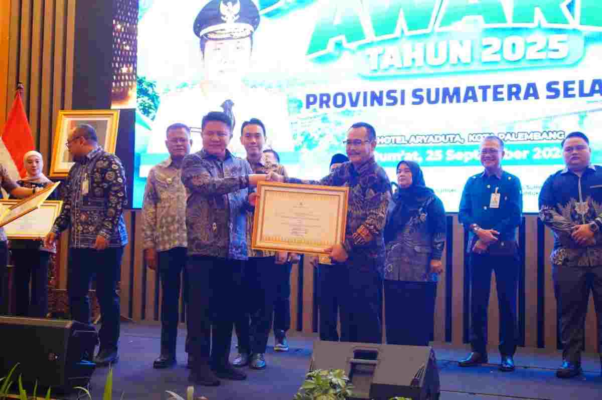 Wabup Muba, Rohman menerima pelakat penghargaan pada penganugerahan Jaminan Sosial Ketenagakerjaan (Jamsostek) Award Tahun 2025 kategori Pemerintah Kabupaten/Kota se-Sumatera Selatan. Foto: Kominfo Muba.