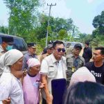 Di tengah agenda usai meninjau penanganan kebakaran hutan, kebun dan lahan (Karhutbunla) di Desa Tanjung Agung Timur, Kecamatan Lais, Jumat (4/9/2026), Bupati Musi Banyuasin (Muba) HM Toha Tohet, SH tiba-tiba dihentikan sejumlah warga. Foto: Kominfo Muba.