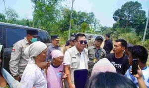 kabel-40kb Di tengah agenda usai meninjau penanganan kebakaran hutan, kebun dan lahan (Karhutbunla) di Desa Tanjung Agung Timur, Kecamatan Lais, Jumat (4/9/2026), Bupati Musi Banyuasin (Muba) HM Toha Tohet, SH tiba-tiba dihentikan sejumlah warga. Foto: Kominfo Muba.