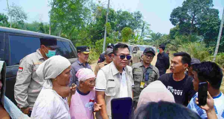 Di tengah agenda usai meninjau penanganan kebakaran hutan, kebun dan lahan (Karhutbunla) di Desa Tanjung Agung Timur, Kecamatan Lais, Jumat (4/9/2026), Bupati Musi Banyuasin (Muba) HM Toha Tohet, SH tiba-tiba dihentikan sejumlah warga. Foto: Kominfo Muba.