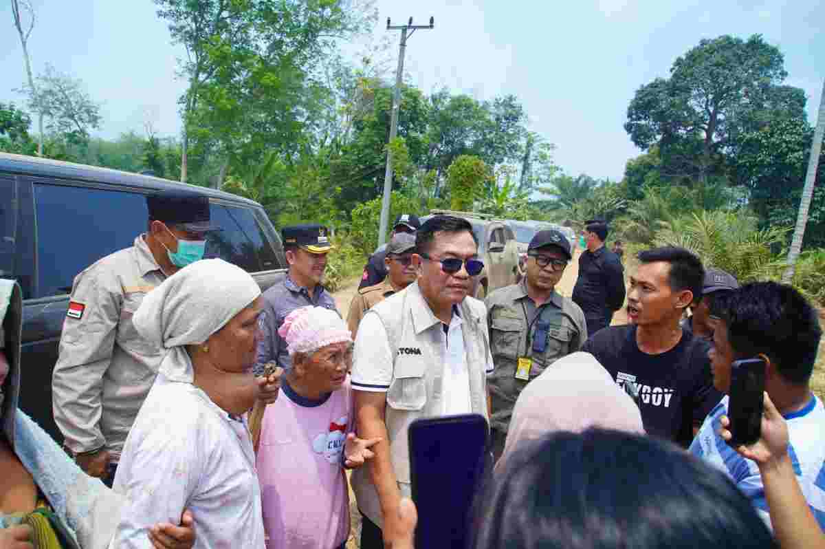 Di tengah agenda usai meninjau penanganan kebakaran hutan, kebun dan lahan (Karhutbunla) di Desa Tanjung Agung Timur, Kecamatan Lais, Jumat (4/9/2026), Bupati Musi Banyuasin (Muba) HM Toha Tohet, SH tiba-tiba dihentikan sejumlah warga. Foto: Kominfo Muba.