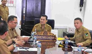 Kepala Dinas Pendidikan dan Kebudayaan (Dikbud) Muba, Yayan SE MM, yang memimpin rapat tentang evaluasi belajar pengajar akibat kabut asap, Selasa (15/9/2026). Foto: Kominfo Muba.
