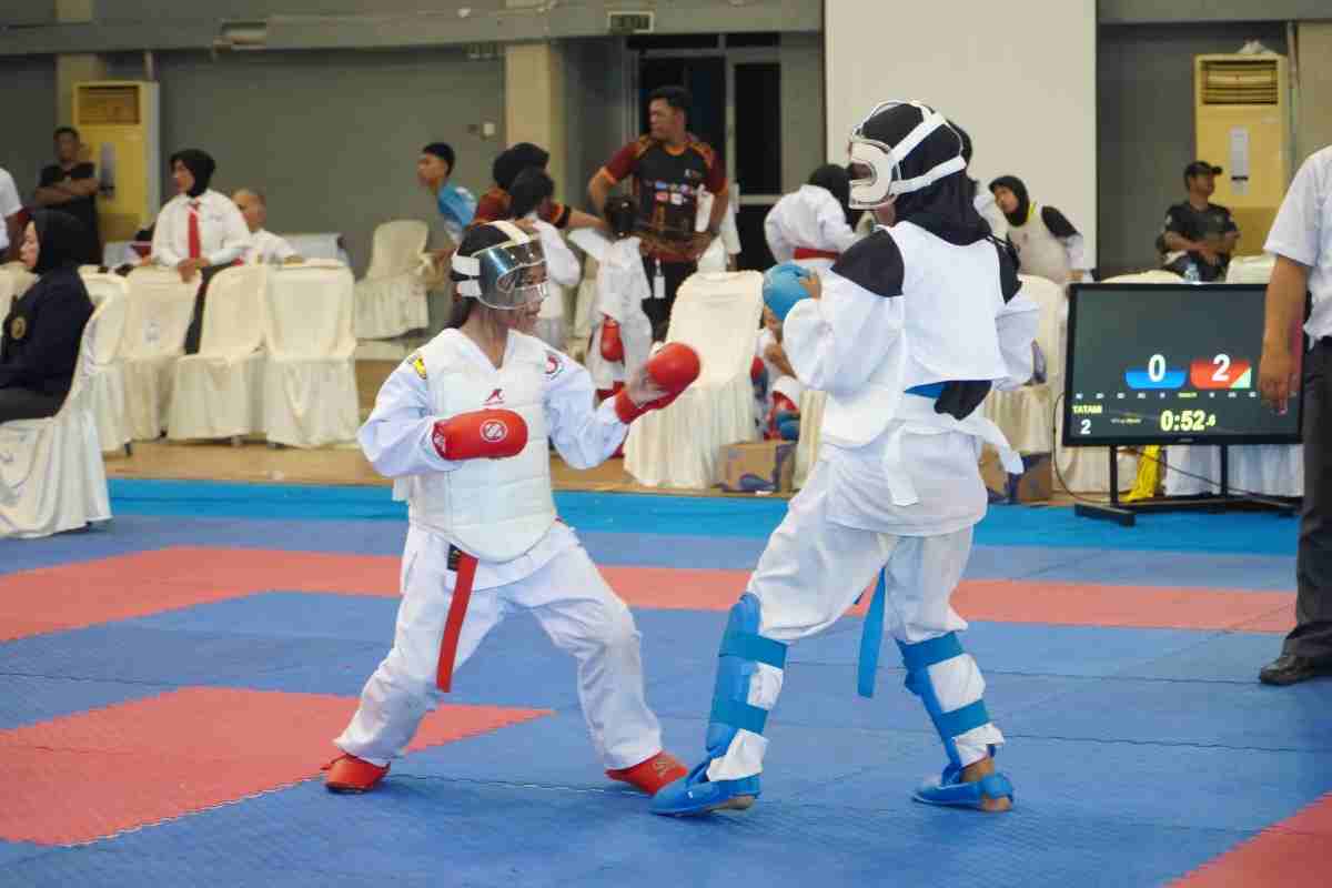 Atlet karate yang bertanding di National Open Championship Karate Piala Wakil Gubernur Sumsel di GOR Ranau, Jakabaring Sport Center, Minggu (20/9/2026). Foto: Humas Pemprov Sumsel.