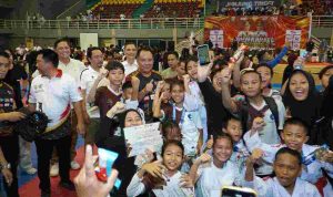Wagub Sumnsel, Cik Ujang bersama para atlet karate yang bertanding di National Open Championship Karate Piala Wakil Gubernur Sumsel di GOR Ranau, Jakabaring Sport Center, Minggu (20/9/2026). Foto: Humas Pemprov Sumsel.