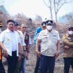 Bupati Musi Banyuasin, HM Toha Tohet, SH mendampingi Gubernur Sumatera Selatan Dr H Herman Deru meninjau sejumlah titik kebakaran hutan, kebun dan lahan (Karhutla) di Kecamatan Lais, Kabupaten Musi Banyuasin, Jumat (4/9/2026). Salah satu lokasi yang ditinjau berada di Desa Tanjung Agung Timur. Foto: Kominfo Muba.