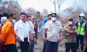 Bupati Musi Banyuasin, HM Toha Tohet, SH mendampingi Gubernur Sumatera Selatan Dr H Herman Deru meninjau sejumlah titik kebakaran hutan, kebun dan lahan (Karhutla) di Kecamatan Lais, Kabupaten Musi Banyuasin, Jumat (4/9/2026). Salah satu lokasi yang ditinjau berada di Desa Tanjung Agung Timur. Foto: Kominfo Muba.