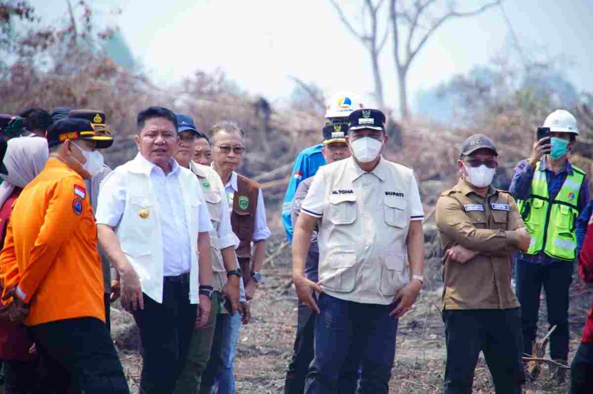 Bupati Musi Banyuasin, HM Toha Tohet, SH mendampingi Gubernur Sumatera Selatan Dr H Herman Deru meninjau sejumlah titik kebakaran hutan, kebun dan lahan (Karhutla) di Kecamatan Lais, Kabupaten Musi Banyuasin, Jumat (4/9/2026). Salah satu lokasi yang ditinjau berada di Desa Tanjung Agung Timur. Foto: Kominfo Muba.