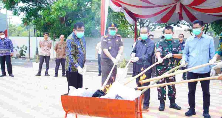 Bupati Musi Banyuasin HM Toha Tohet, SH bersama Ketua DPRD Muba Afitni Junaidi Gumay, SE dan jajaran Forkopimda menghadiri pemusnahan barang bukti perkara tindak pidana umum yang telah berkekuatan hukum tetap (inkracht) di halaman kantor Kejaksaan Negeri Muba, Kamis (10/9/2026). Foto: Kominfo Muba.