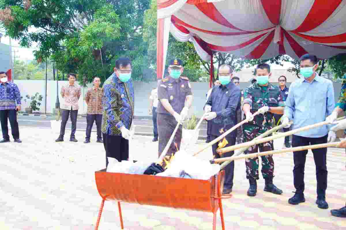 Bupati Musi Banyuasin HM Toha Tohet, SH bersama Ketua DPRD Muba Afitni Junaidi Gumay, SE dan jajaran Forkopimda menghadiri pemusnahan barang bukti perkara tindak pidana umum yang telah berkekuatan hukum tetap (inkracht) di halaman kantor Kejaksaan Negeri Muba, Kamis (10/9/2026). Foto: Kominfo Muba.