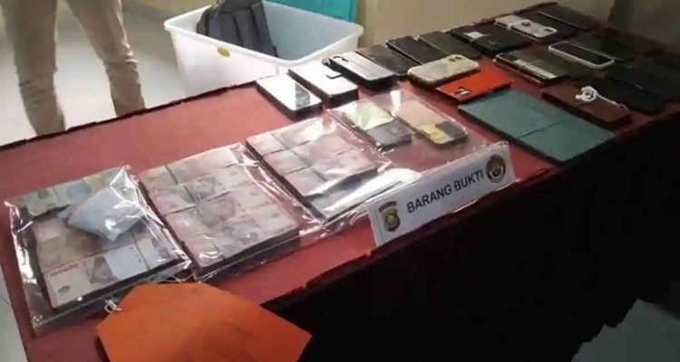 Barang bukti yang diamankan penyidik Polda Sumsel atas OTT terhadap sejumlah ASN Diknas Banyuasin. Foto: IST/sripoku.com.