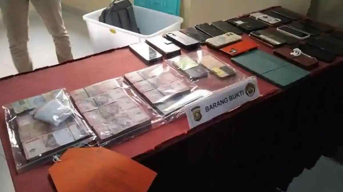 Barang bukti yang diamankan penyidik Polda Sumsel atas OTT terhadap sejumlah ASN Diknas Banyuasin. Foto: IST/sripoku.com.