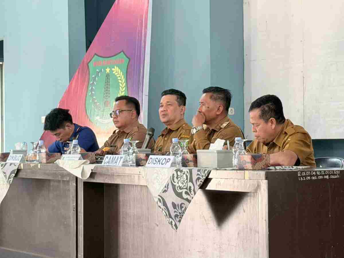 Sekda Muba Drs Syafaruddin, MSi saat melakukan kunjungan kerja ke Kecamatan Tungkal Jaya, yang dipusatkan di Kantor Camat Tungkal Jaya, Selasa (8/9/2026). Foto: Kominfo Muba.