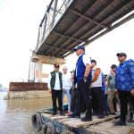 Gubernur Sumsel, Herman Deru saat meninjau Jembatan p6 Lalan, Musi Banyuasin, Minggu (7/9/2026). Foto: Humas Pemprov Sumsel.