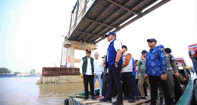 Gubernur Sumsel, Herman Deru saat meninjau Jembatan p6 Lalan, Musi Banyuasin, Minggu (7/9/2026). Foto: Humas Pemprov Sumsel.