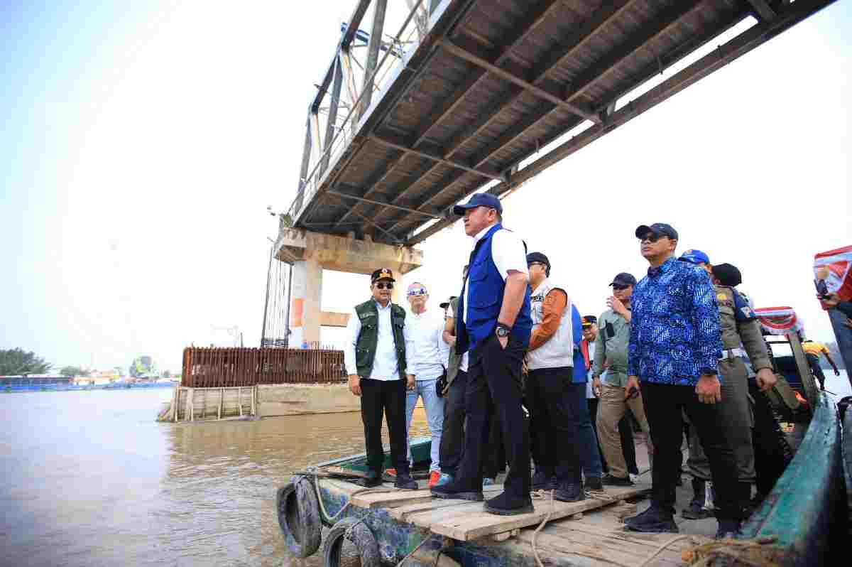 Gubernur Sumsel, Herman Deru saat meninjau Jembatan p6 Lalan, Musi Banyuasin, Minggu (7/9/2026). Foto: Humas Pemprov Sumsel.