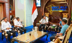 Gubernur Sumsel, Herman Deru saat menerima audiensi Ketua Umum Asosiasi Lari Trail Indonesia (ALTI) Sumsel, Aldo, didampingi Sekretaris Umum ALTI Sumsel, Yanuar, di rang tamu Gubernur Sumsel, Rabu (2/9/2026). Foto: Humas Pemprov Sumsel.