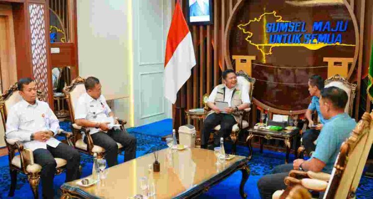 Gubernur Sumsel, Herman Deru saat menerima audiensi Ketua Umum Asosiasi Lari Trail Indonesia (ALTI) Sumsel, Aldo, didampingi Sekretaris Umum ALTI Sumsel, Yanuar, di rang tamu Gubernur Sumsel, Rabu (2/9/2026). Foto: Humas Pemprov Sumsel.