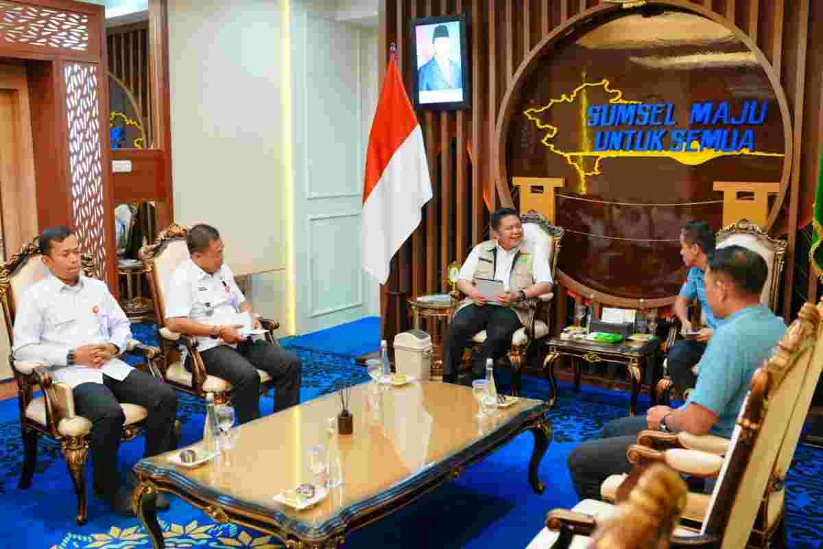 Gubernur Sumsel, Herman Deru saat menerima audiensi Ketua Umum Asosiasi Lari Trail Indonesia (ALTI) Sumsel, Aldo, didampingi Sekretaris Umum ALTI Sumsel, Yanuar, di rang tamu Gubernur Sumsel, Rabu (2/9/2026). Foto: Humas Pemprov Sumsel.
