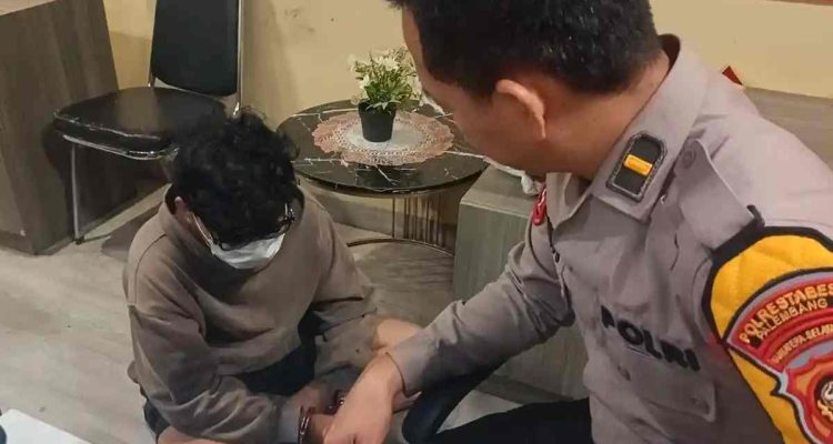 Pelaku IN, yang diamankan di Polsek Sukarame. Foto: Dok Polisi.
