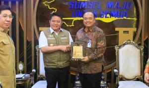 literasi-40kb (2) Gubernur Sumatera Selatan Dr. H. Herman Deru menerima audiensi Regional CEO Bank Mandiri Region II/Sumatera 2 yang baru, Sri Dono Indarto, beserta jajaran di ruang tamu Gubernur Sumatera Selatan, Senin (28/9/2026). Foto: Humas Pemprov Sumsel.
