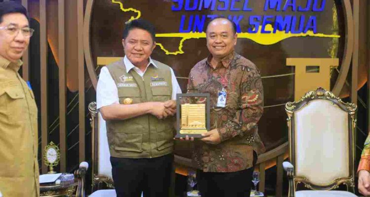 Gubernur Sumatera Selatan Dr. H. Herman Deru menerima audiensi Regional CEO Bank Mandiri Region II/Sumatera 2 yang baru, Sri Dono Indarto, beserta jajaran di ruang tamu Gubernur Sumatera Selatan, Senin (28/9/2026). Foto: Humas Pemprov Sumsel.