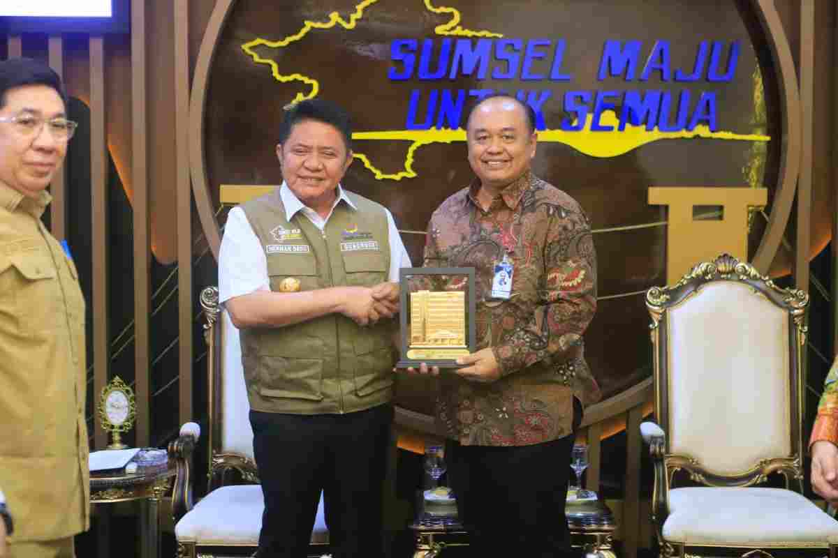 Gubernur Sumatera Selatan Dr. H. Herman Deru menerima audiensi Regional CEO Bank Mandiri Region II/Sumatera 2 yang baru, Sri Dono Indarto, beserta jajaran di ruang tamu Gubernur Sumatera Selatan, Senin (28/9/2026). Foto: Humas Pemprov Sumsel.