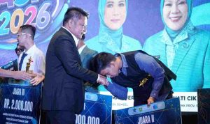 Muhammad Satria dan Muhmmaad Iqbal, pelajar Muba mendapat penghargaan pada Festival Literasi Sumatera Selatan Tahun 2026 di Ballroom The Sultan Convention Center Palembang, Sabtu (5/9/2026). Foto: Kominfo Muba.