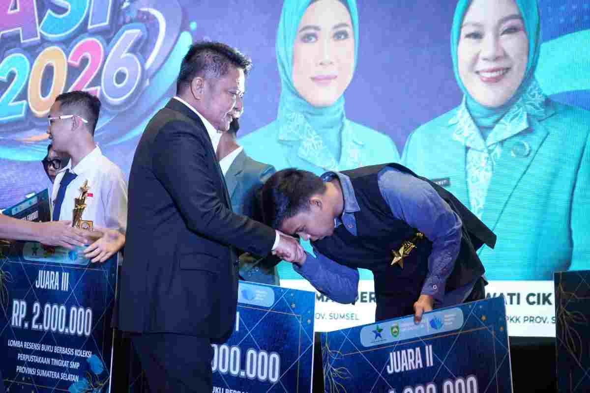 Muhammad Satria dan Muhmmaad Iqbal, pelajar Muba mendapat penghargaan pada Festival Literasi Sumatera Selatan Tahun 2026 di Ballroom The Sultan Convention Center Palembang, Sabtu (5/9/2026). Foto: Kominfo Muba.