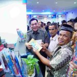 Bupati Muba HM Toha Tohet, SH, didampingi Sekda Muba Drs H Syafaruddin MSi, Pimpinan Bank Sumsel Babel Cabang Sekayu Irwan Antony SP, Plt Kadinsos Muba H. Deny SH MSi secara simbolis menyerahkan bantuan program keluarga maju di Bank Sumsel Babel Cabang Sekayu, Kamis (24/9/2026). Foto: Kominfo Muba.