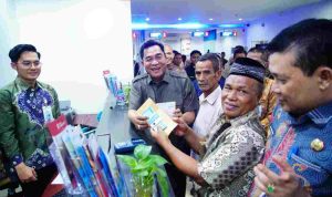 maju-40kb Bupati Muba HM Toha Tohet, SH, didampingi Sekda Muba Drs H Syafaruddin MSi, Pimpinan Bank Sumsel Babel Cabang Sekayu Irwan Antony SP, Plt Kadinsos Muba H. Deny SH MSi secara simbolis menyerahkan bantuan program keluarga maju di Bank Sumsel Babel Cabang Sekayu, Kamis (24/9/2026). Foto: Kominfo Muba.