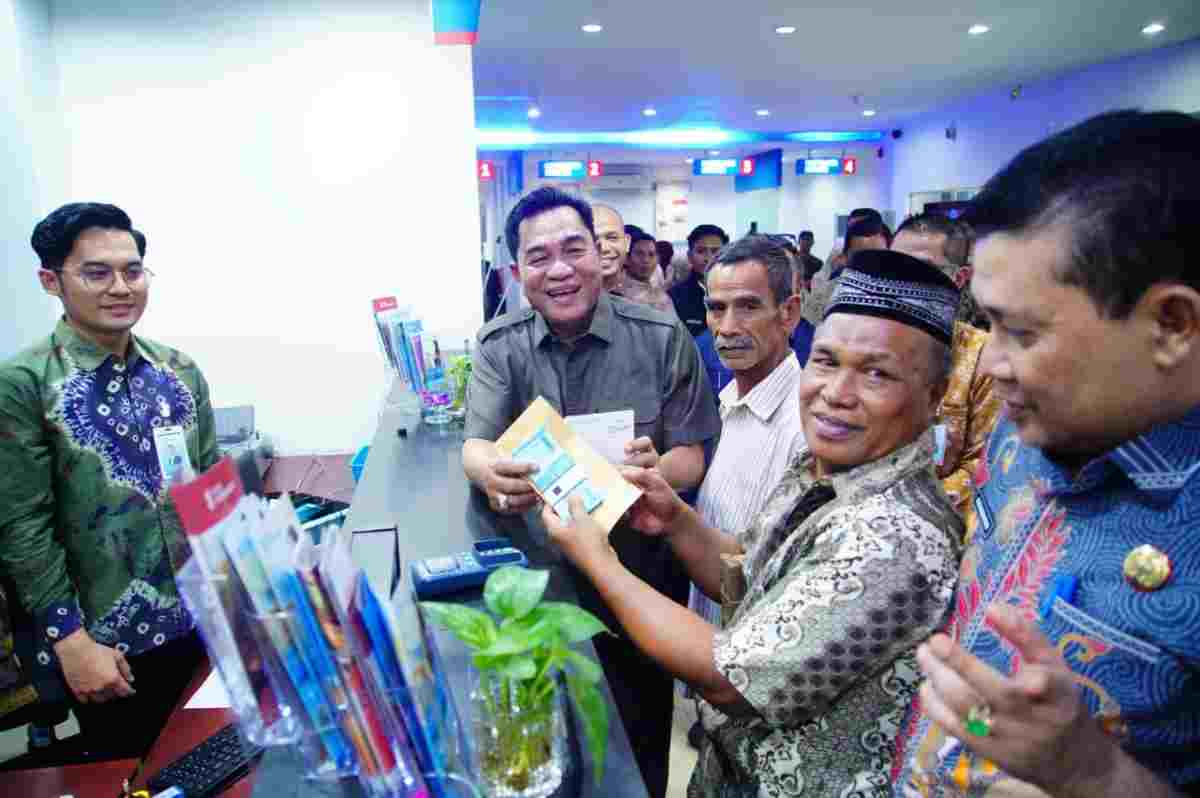 Bupati Muba HM Toha Tohet, SH, didampingi Sekda Muba Drs H Syafaruddin MSi, Pimpinan Bank Sumsel Babel Cabang Sekayu Irwan Antony SP, Plt Kadinsos Muba H. Deny SH MSi secara simbolis menyerahkan bantuan program keluarga maju di Bank Sumsel Babel Cabang Sekayu, Kamis (24/9/2026). Foto: Kominfo Muba.