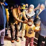 Kepala Badan Penanggulangan Bencana Daerah Marko Susanto mengenakan masker pada seorang anak. Foto: Kominfo Muba.
