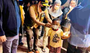 Kepala Badan Penanggulangan Bencana Daerah Marko Susanto mengenakan masker pada seorang anak. Foto: Kominfo Muba.
