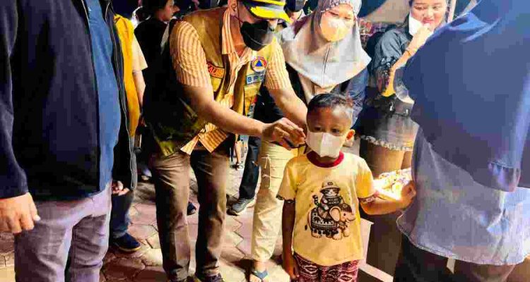 Kepala Badan Penanggulangan Bencana Daerah Marko Susanto mengenakan masker pada seorang anak. Foto: Kominfo Muba.