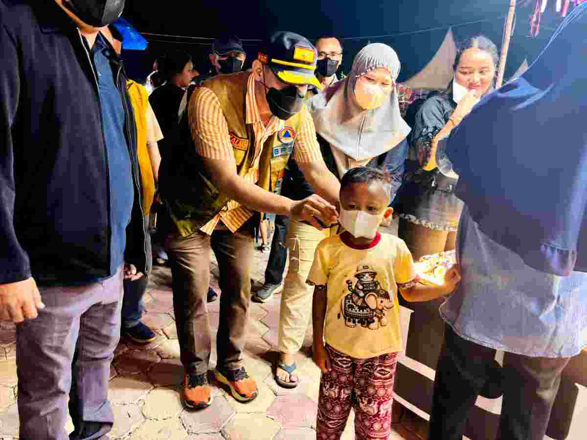 Kepala Badan Penanggulangan Bencana Daerah Marko Susanto mengenakan masker pada seorang anak. Foto: Kominfo Muba.