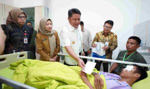 mata2-40kb Gubernur Sumatera Selatan Dr. H. Herman Deru meluncurkan program Pelita Sumsel, yakni program screening pencegahan kebutaan yang dirangkaikan dengan operasi penyakit mata gratis bagi masyarakat di RS Mata, Palembang. Foto: Humas Pemprov Sumsel.