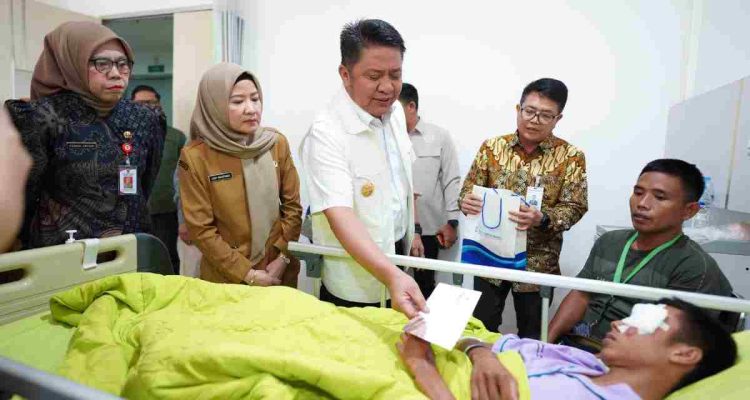 Gubernur Sumatera Selatan Dr. H. Herman Deru meluncurkan program Pelita Sumsel, yakni program screening pencegahan kebutaan yang dirangkaikan dengan operasi penyakit mata gratis bagi masyarakat di RS Mata, Palembang. Foto: Humas Pemprov Sumsel.
