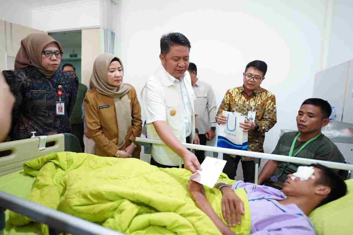 Gubernur Sumatera Selatan Dr. H. Herman Deru meluncurkan program Pelita Sumsel, yakni program screening pencegahan kebutaan yang dirangkaikan dengan operasi penyakit mata gratis bagi masyarakat di RS Mata, Palembang. Foto: Humas Pemprov Sumsel.