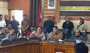 Bupati Muba, HM Toha didampingi KetuaDPRD dsn Kaplolres setempat yang menerima aspirasi warga tentang pengelolaan minyak, Selasa (8/9/2026). Foto: Kominfo Muba.