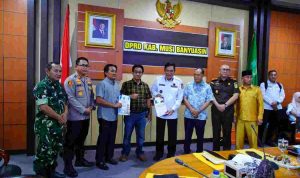 Bupati Muba, Hm Toha bersama DPRD, Forkopimda, pemangku kepentingan dan perwakilan masyarakat penyulingan minyak tradisional yang tergabung dalam Liga Rakyat Muba Bersatu menggelar Rapat Dengar Pendapat (RDP) di ruang rapat Badan Musyawarah DPRD Muba, Rabu (9/9/2026). Foto: Kominfo Muba.
