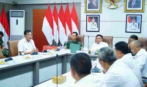 minyak-40kb (2) Bupati Muba, HM Toha yang hadir di rapat Koordinasi penyelesaian permasalahan ativitas penyulingan minyak tradisional di Kabupaten Muba yang dipimpin Gubernur Sumsel Dr H Herman Deru di Ruang Rapat Bina Praja Kantor Gubernur Sumsel, Rabu (16/9/2026). Foto: Kominfo Muba.