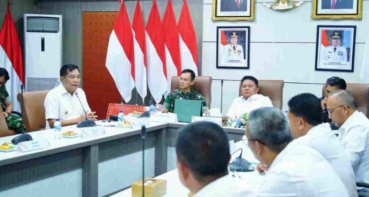 Bupati Muba, HM Toha yang hadir di rapat Koordinasi penyelesaian permasalahan  ativitas penyulingan minyak tradisional di Kabupaten Muba yang dipimpin Gubernur Sumsel Dr H Herman Deru di Ruang Rapat Bina Praja Kantor Gubernur Sumsel, Rabu (16/9/2026). Foto: Kominfo Muba.