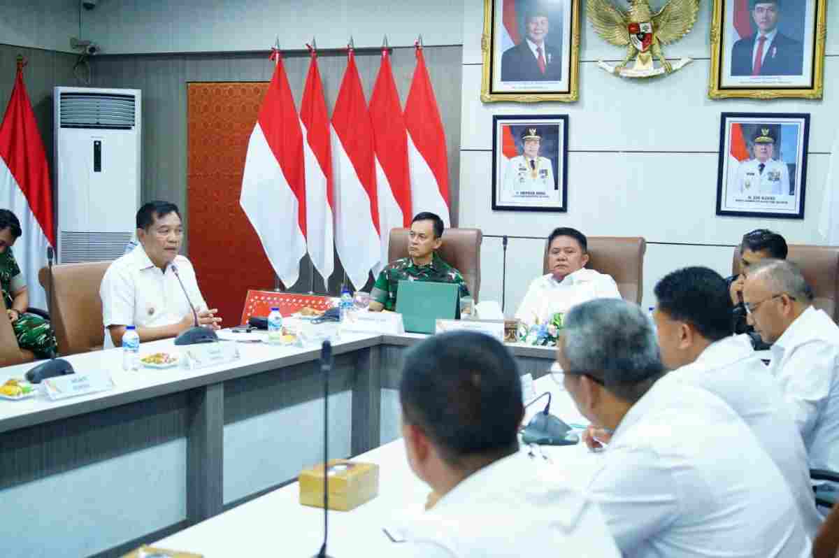 Bupati Muba, HM Toha yang hadir di rapat Koordinasi penyelesaian permasalahan  ativitas penyulingan minyak tradisional di Kabupaten Muba yang dipimpin Gubernur Sumsel Dr H Herman Deru di Ruang Rapat Bina Praja Kantor Gubernur Sumsel, Rabu (16/9/2026). Foto: Kominfo Muba.