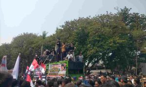 Warga yang menggelar aksi di DPRD Muba, menuntut kejelasan tentang pengeloloaan minyak, Selasa (8/9/2026). Foto: Kominfo Muba.