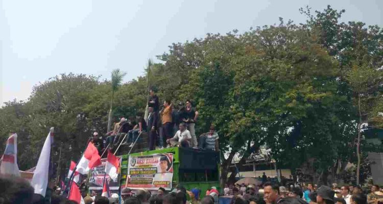 Warga yang menggelar aksi di DPRD Muba, menuntut kejelasan tentang pengeloloaan minyak, Selasa (8/9/2026). Foto: Kominfo Muba.