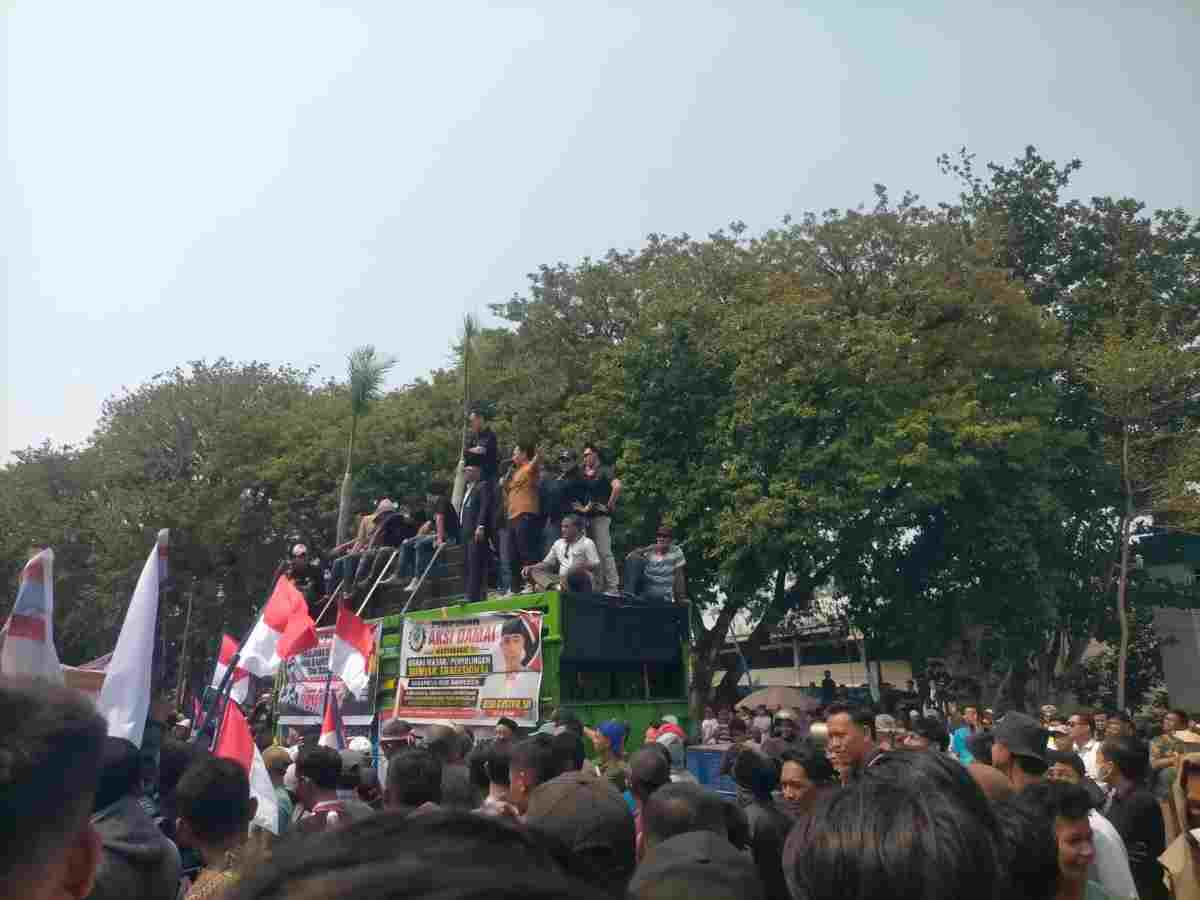 Warga yang menggelar aksi di DPRD Muba, menuntut kejelasan tentang pengeloloaan minyak, Selasa (8/9/2026). Foto: Kominfo Muba.