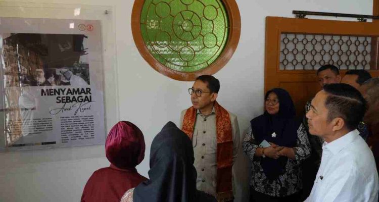 Wali Kota Palembang Ratu Dewa mendampingi Menteri Kebudayaan RI Fadli Zon saat mengunjungi Cagar Budaya Museum Pahlawan dr. A.K. Gani, Jumat (11/9/2026). Foto: Kominfo Palembang.