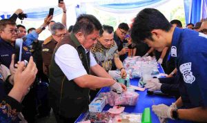 narkoba-40kb Gubernur Sumsel, Herman Deru saat pemusnahan Barang Bukti Narkotika Jaringan Internasional Malaysia-Palembang-PALI, berupa sabu seberat 45,5 kilogram, ekstasi sebanyak 9.439 butir, serta etomidate sebanyak 140 cartridge, di halaman Kantor Badan Narkotika Nasional Provinsi (BNNP) Sumsel, Kamis (18/9/2026) siang. Foto: Humas Pemprov Sumsel.